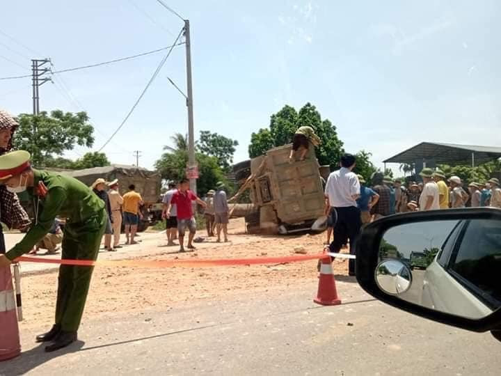 Xe tải lật, 4 người trên ô tô con thương vong ảnh 1