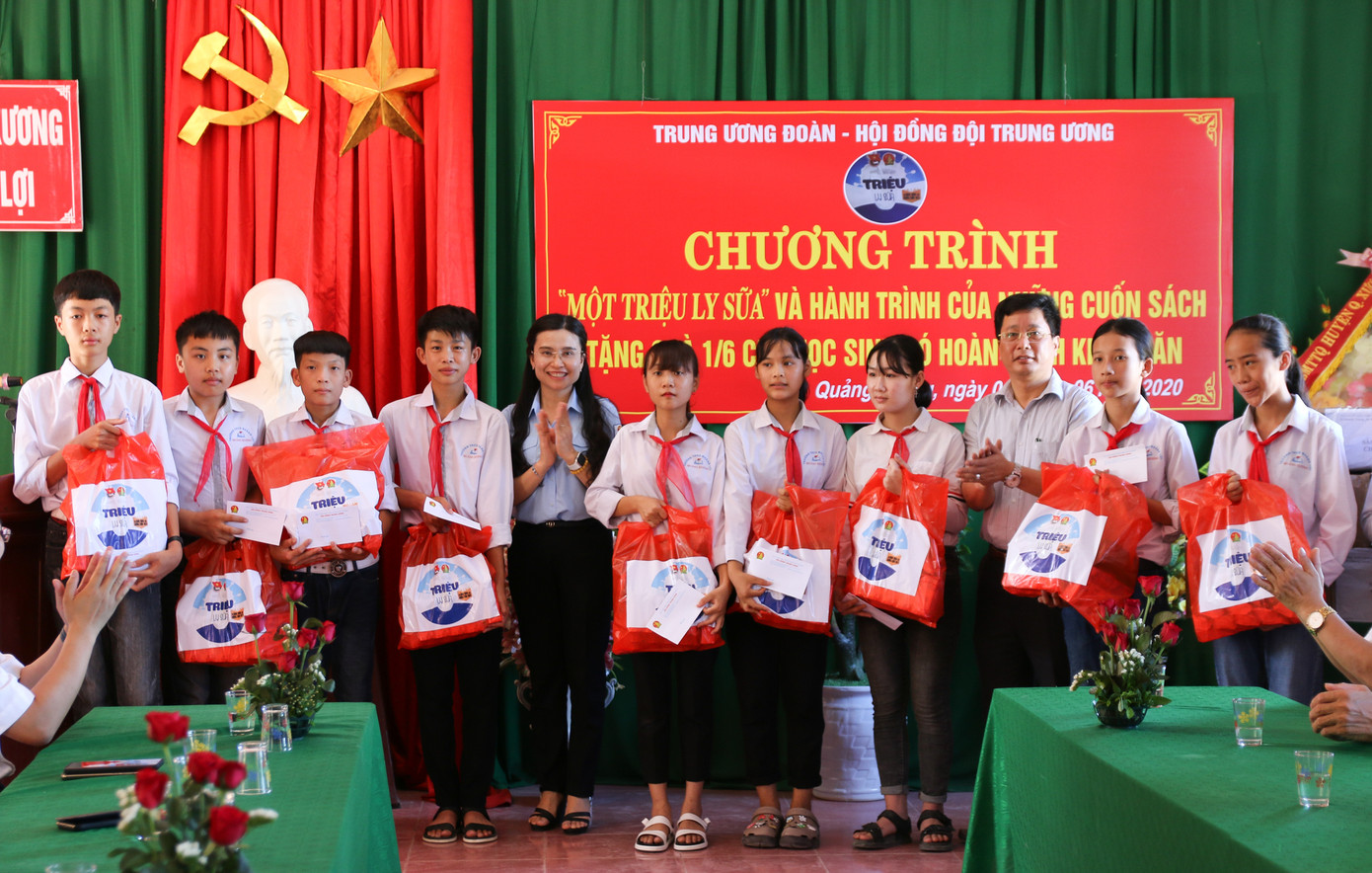 Trung ương Đoàn, Hội Đồng đội Trung ương tặng quà cho trẻ có hoàn cảnh khó khăn ảnh 3