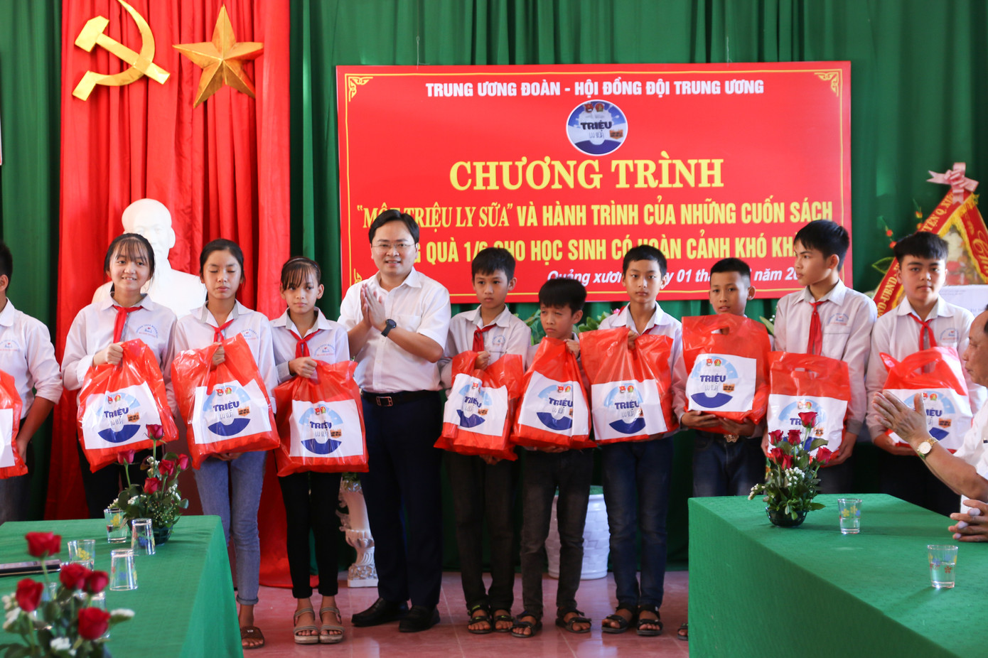 Trung ương Đoàn, Hội Đồng đội Trung ương tặng quà cho trẻ có hoàn cảnh khó khăn ảnh 2