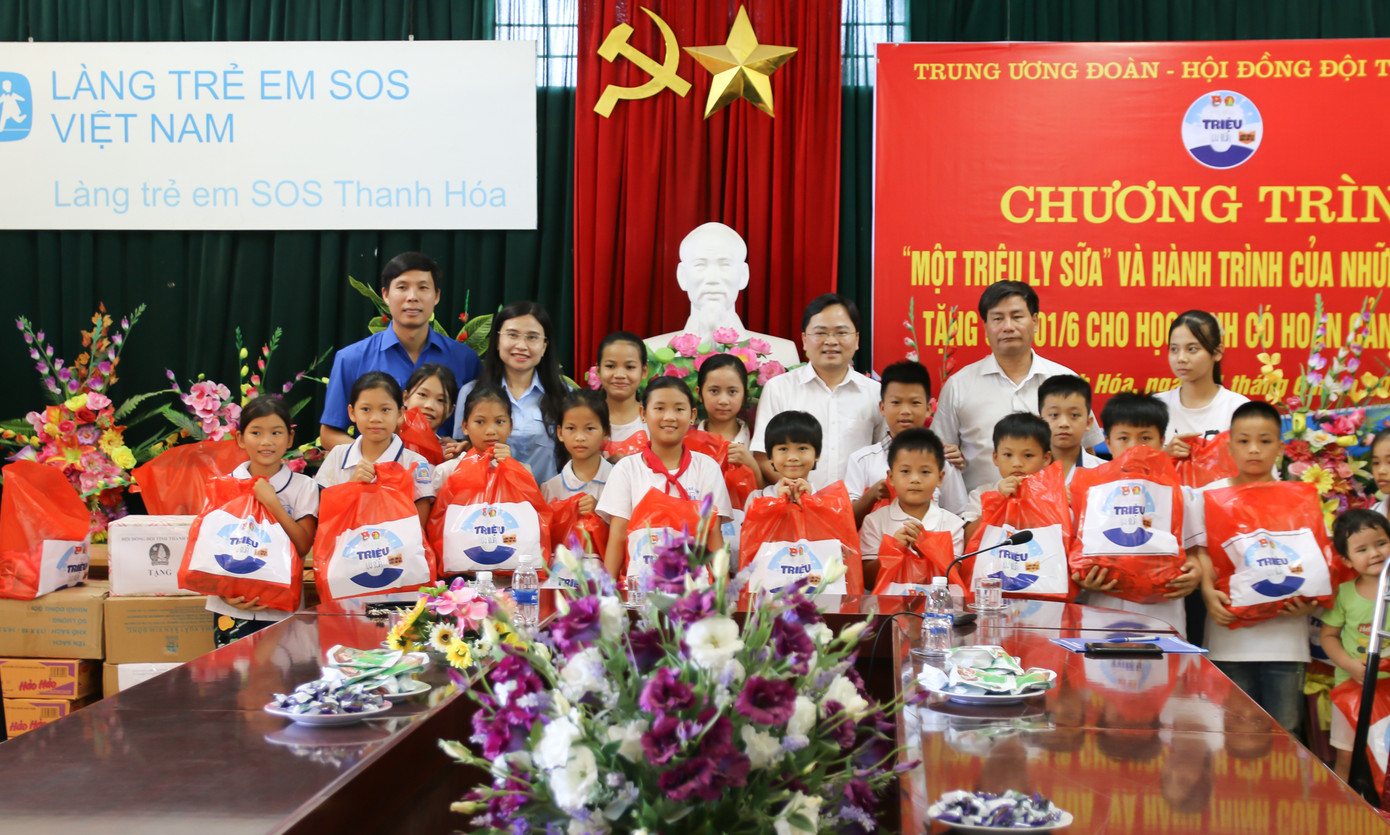 Trung ương Đoàn, Hội Đồng đội Trung ương tặng quà cho trẻ có hoàn cảnh khó khăn ảnh 1