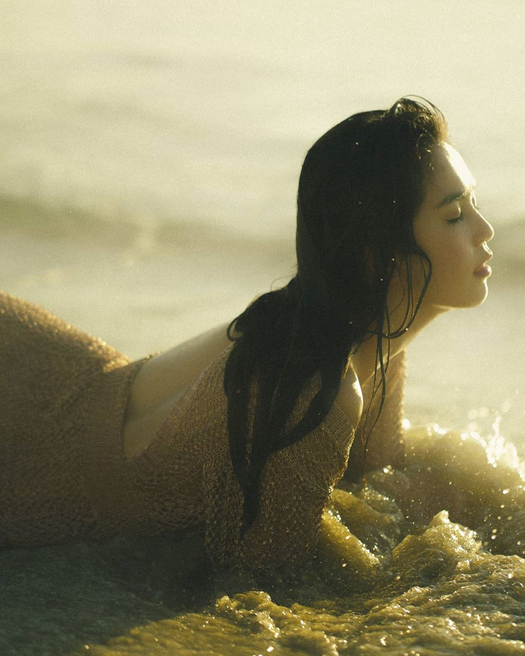 Tung ảnh mặc xuyên thấu lộ điểm nhạy cảm, Ngọc Trinh nhận 'gạch đá' và bị fan bỏ theo dõi ảnh 3