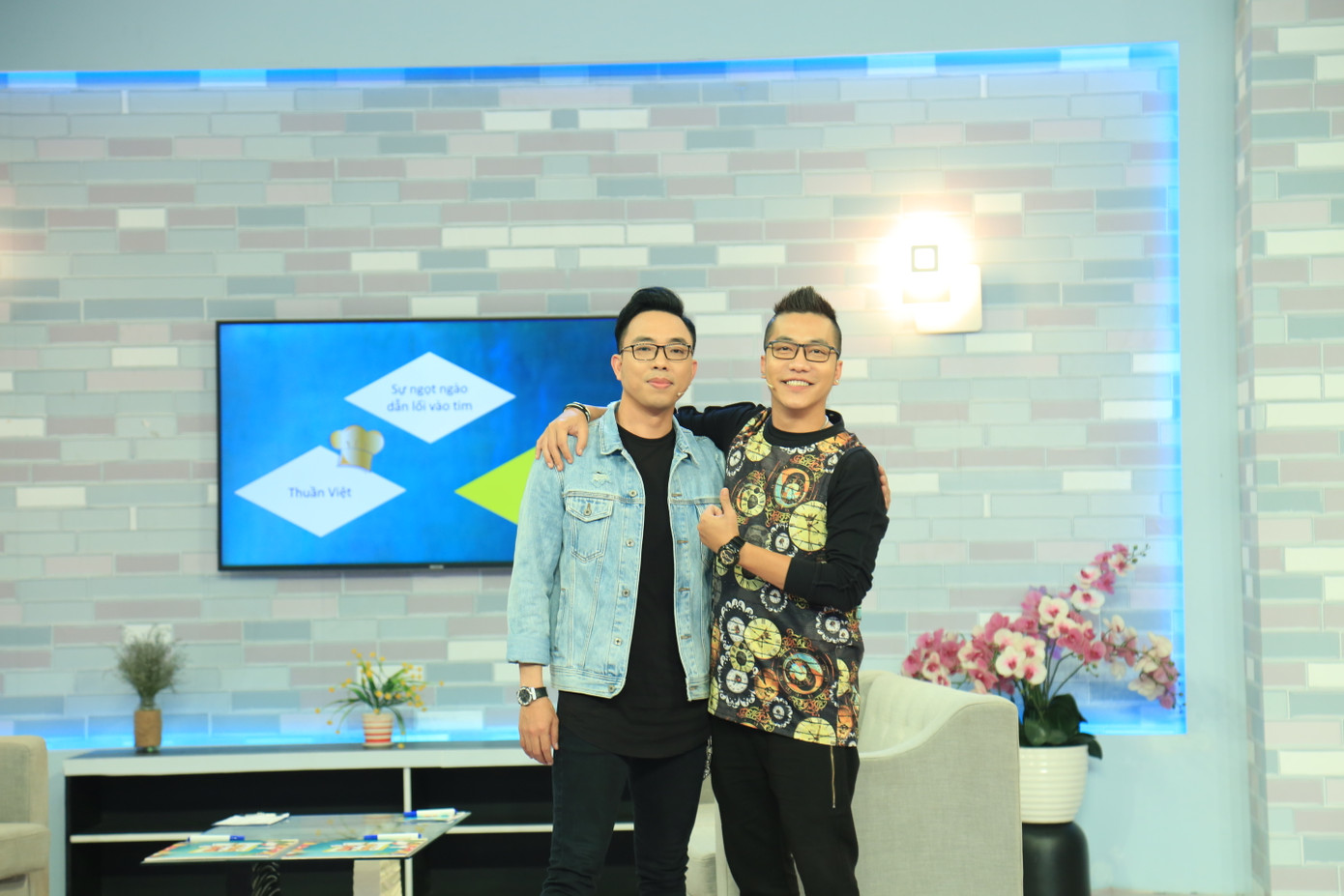 Nguyễn Hồng Thuận kể chuyện khi lưu diễn, Hồ Ngọc Hà từng xin… mì gói của anh ảnh 1