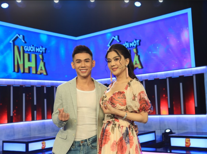 Vừa quay show, Lâm Khánh Chi vừa sợ lỡ livestream bán hàng online ảnh 1