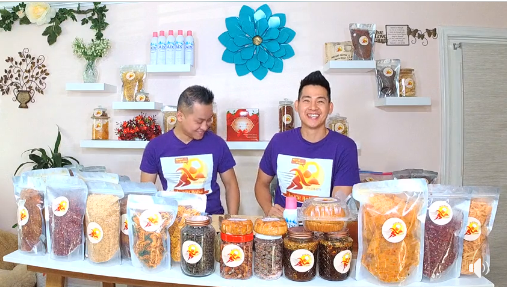 Phùng Ngọc Huy bán đồ ăn vặt ở Mỹ để mưu sinh ảnh 1