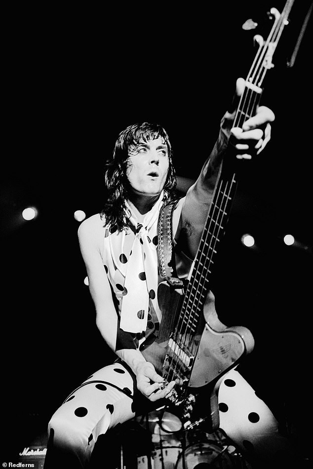 Showbiz 15/8: Mai Ngô khóc nức nở nói về scandal trong quá khứ ảnh 3