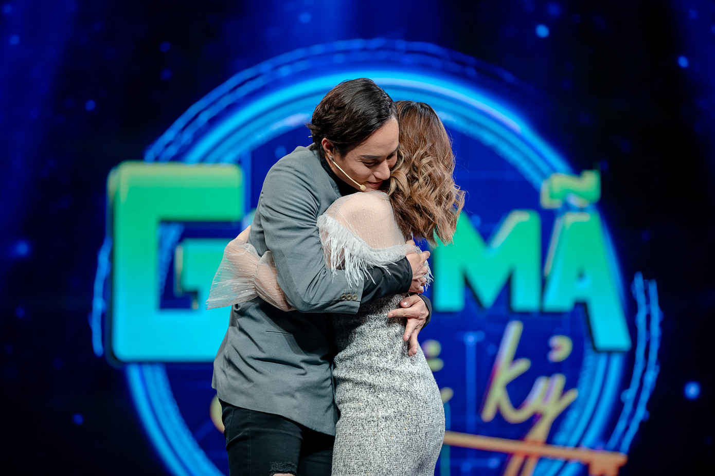 Khả Như ‘hành hạ’ khách mời: Vừa hát opera vừa ăn chanh với xoài ảnh 2