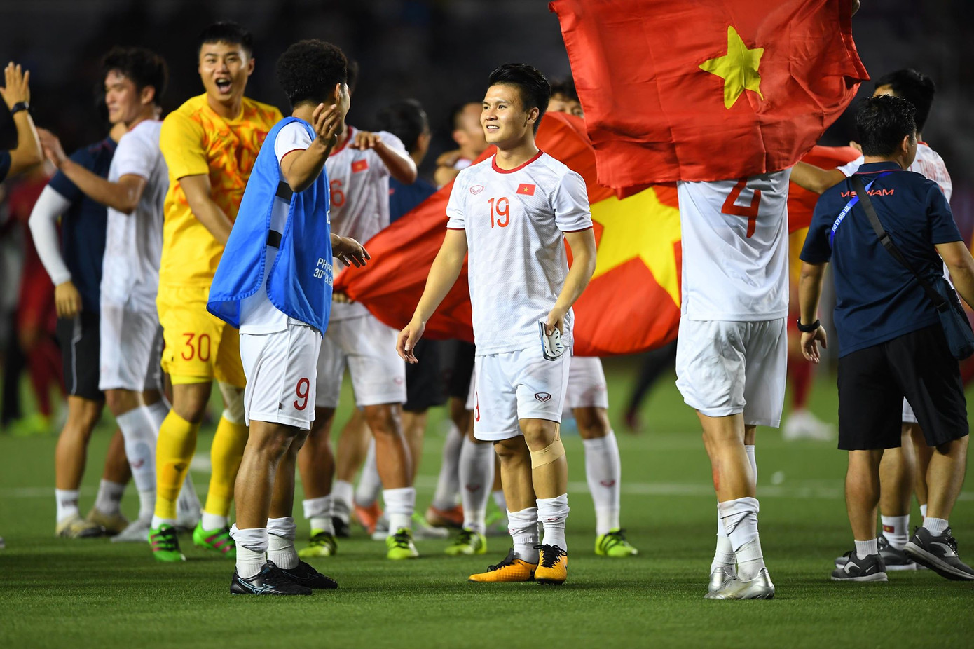 Từ bé, Văn Toản ngã đau cũng không để rơi kẹo ảnh 1