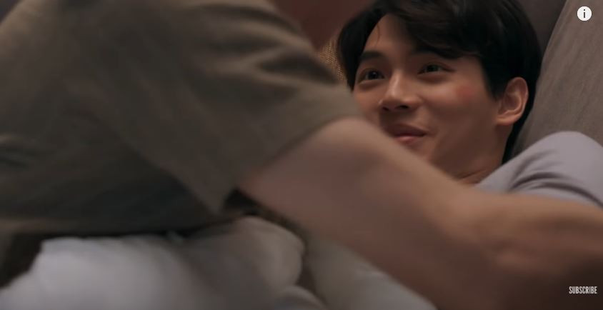 2gether The Series: Sarawat dụ dỗ “cừu non” Tine, tỏ tình công khai trên sân khấu ảnh 3