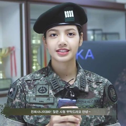 Xem gì cho ngầu: “Ở nhà một mình” và học “quân sự” online với các idol K-Pop ảnh 7