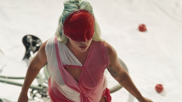Lady Gaga trong MV “911” Thì ra Lady Gaga “biết” tiếng Việt, còn kêu gọi các fan “xem ngay và liền MV 911 cho chụy” ảnh 5