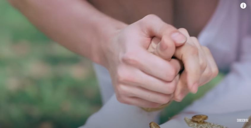 2gether The Series: Sarawat dụ dỗ “cừu non” Tine, tỏ tình công khai trên sân khấu ảnh 6