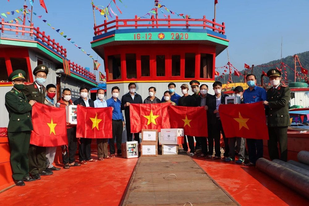 Tháng Thanh niên 2021: Nghệ An tổ chức trồng cây, tặng cờ Tổ quốc cho ngư dân ra khơi bám biển ảnh 2