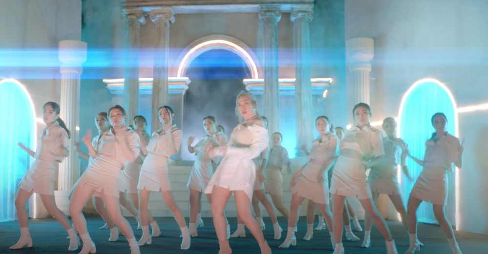 Mỹ Tâm phân thân chóng mặt trong MV “Đúng Cũng Thành Sai” khiến fan thích thú ảnh 4