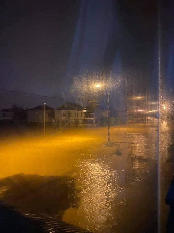 Rạng sáng 18/10: Nước lũ lên nhanh, người dân Quảng Trị kêu cứu trên mạng xã hội ảnh 1