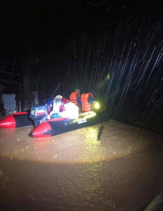 Rạng sáng 18/10: Nước lũ lên nhanh, người dân Quảng Trị kêu cứu trên mạng xã hội ảnh 9