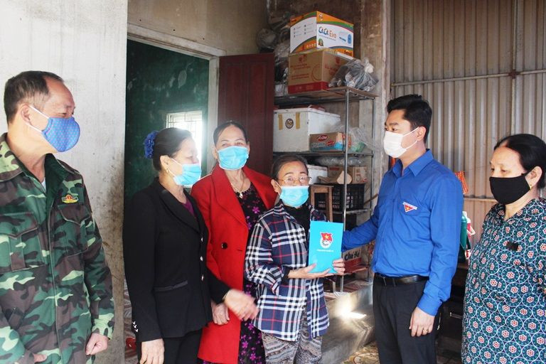 Tháng Thanh niên 2021: Nghệ An tổ chức trồng cây, tặng cờ Tổ quốc cho ngư dân ra khơi bám biển ảnh 3