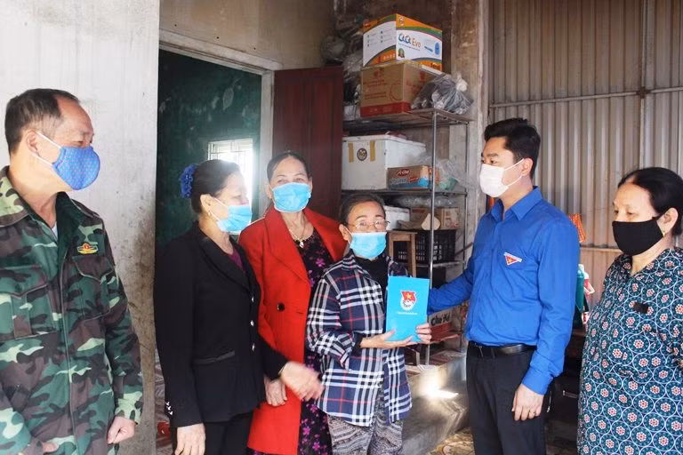 Tháng Thanh niên 2021: Nghệ An tổ chức trồng cây, tặng cờ Tổ quốc cho ngư dân ra khơi bám biển ảnh 3