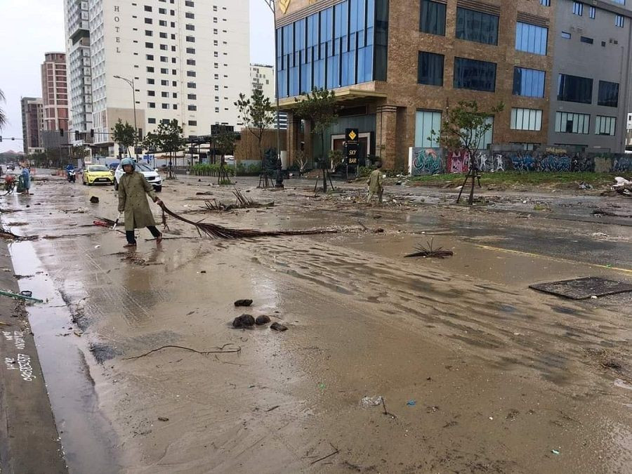 Dù khá ngổn ngang nhưng thành phố Đà Nẵng đã bình yên sau khi bão số 13 đi qua ảnh 3