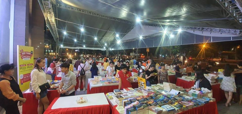 Hội sách thu hút sự quan tâm của đọc giả đến ở nhiều lứa tuổi khác nhau, từ học sinh, sinh viên, người đi làm và cả những người cao tuổi - Ảnh: fanpage Hội sách nửa giá. Đà Nẵng cuối tuần: Đến ngay Hội sách nửa giá “rinh” sách hay giá siêu rẻ về nhà ảnh 1