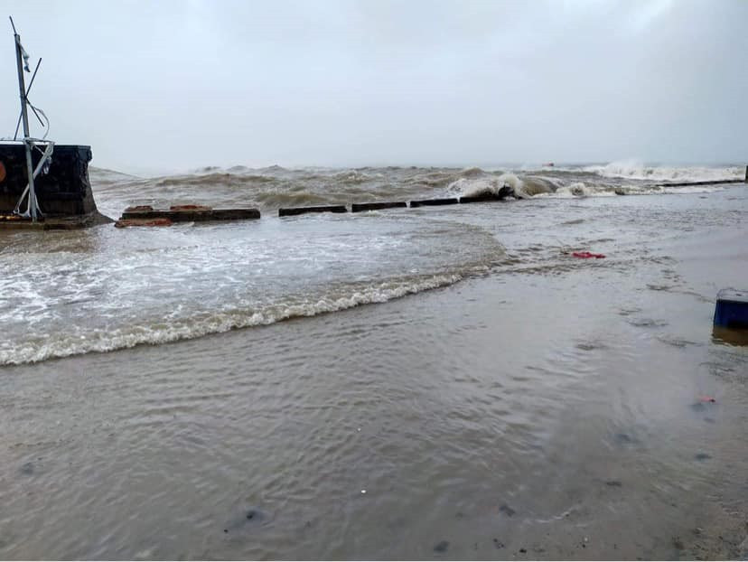 Đà Nẵng sau cơn cuồng phong bão số 9: Mỗi người một tay dọn dẹp cảnh ngổn ngang ảnh 15