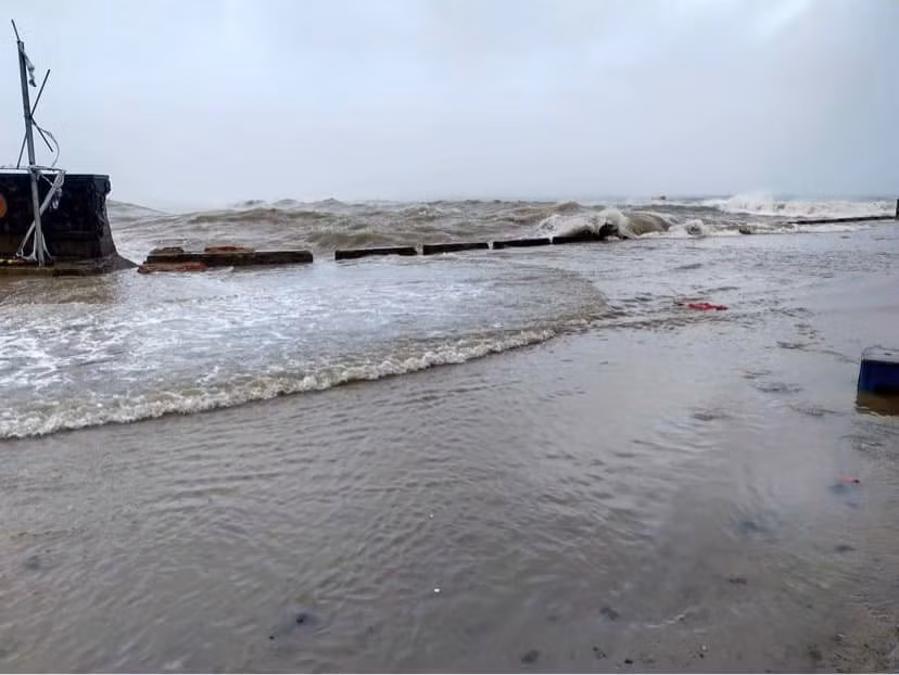 VIDEO: Thành phố ngổn ngang, người dân Đà Nẵng chung tay khắc phục hậu quả sau bão số 9 ảnh 5