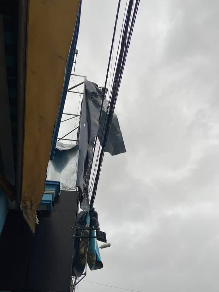 Tình hình bão số 9 đi qua miền Trung: Cúp điện nhiều nơi, mái tôn bay như giấy ảnh 2