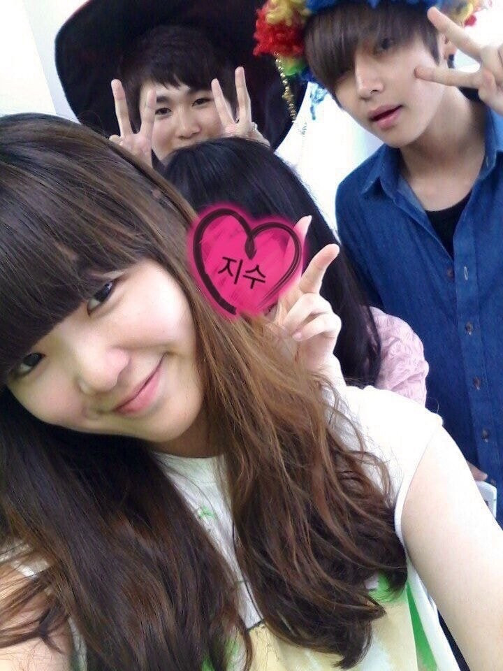 Bức ảnh lúc V (BTS) học cấp ba bất ngờ tái xuất giang hồ gây “bão” mạng ảnh 1