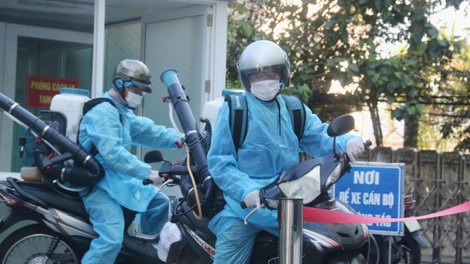 Bên trong Bệnh viện Đà Nẵng những ngày đầu tiên thực hiện biện pháp cách ly y tế ảnh 9