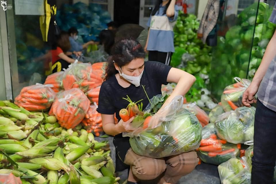 “Phiên chợ 0 đồng” và những chuyến xe giải cứu nông sản Hải Dương của nghệ sĩ Việt ảnh 15