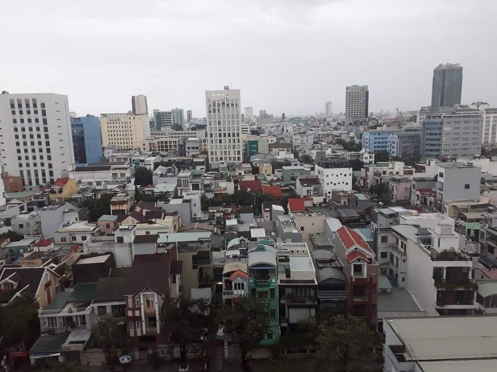 Dù khá ngổn ngang nhưng thành phố Đà Nẵng đã bình yên sau khi bão số 13 đi qua ảnh 6