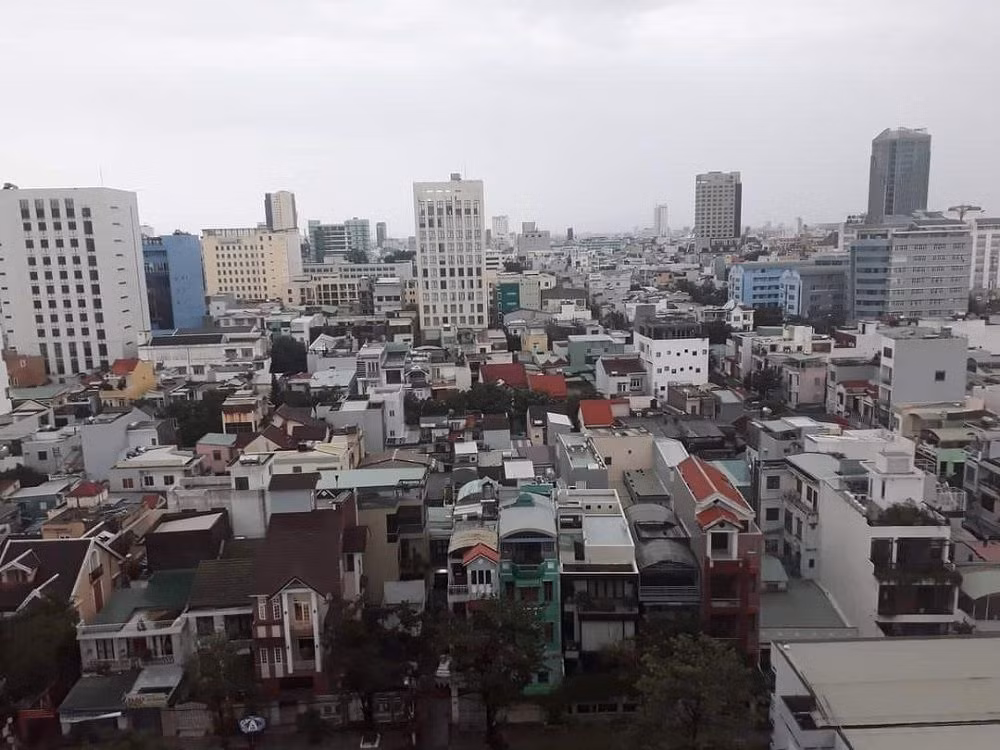 Dù khá ngổn ngang nhưng thành phố Đà Nẵng đã bình yên sau khi bão số 13 đi qua ảnh 6