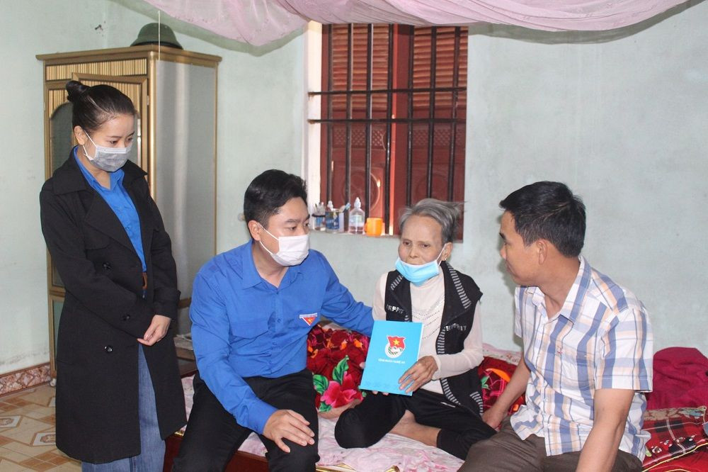 Tháng Thanh niên 2021: Nghệ An tổ chức trồng cây, tặng cờ Tổ quốc cho ngư dân ra khơi bám biển ảnh 4