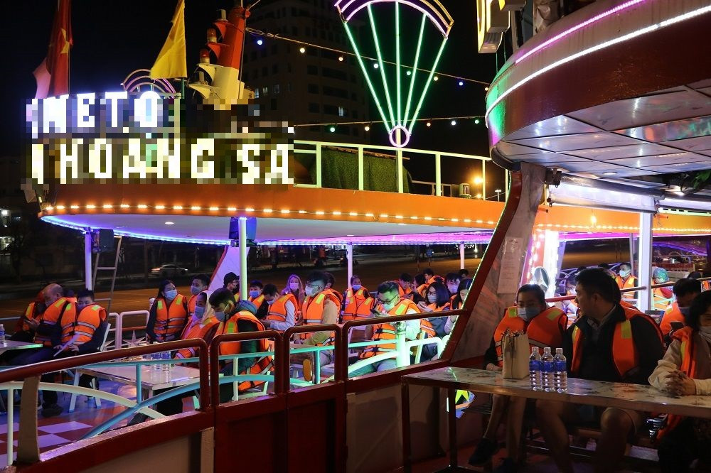 Du khách chấp hành việc đeo khẩu trang khi lên du thuyền. Chào năm mới 2021, Đà Nẵng miễn phí 3000 vé du thuyền ngắm cảnh sông Hàn về đêm ảnh 2