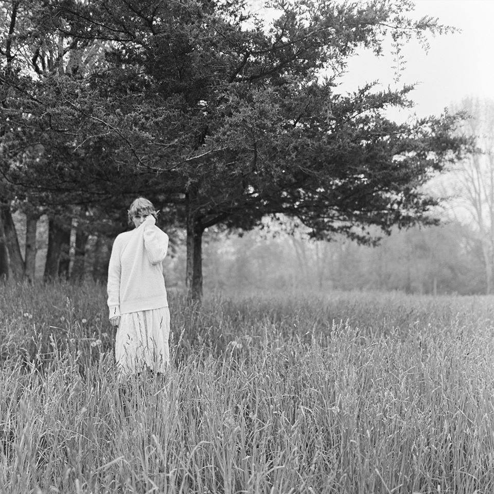 Những điều ít ai biết về MV “Cardigan” và album “folklore” của Taylor Swift trước giờ G ảnh 1