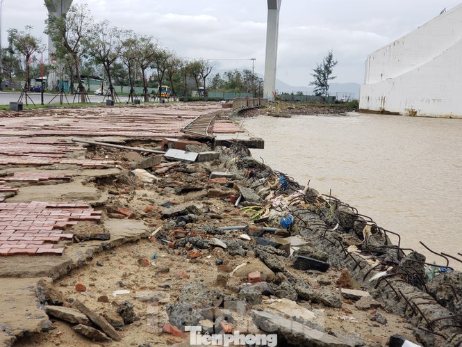 Dù khá ngổn ngang nhưng thành phố Đà Nẵng đã bình yên sau khi bão số 13 đi qua ảnh 2