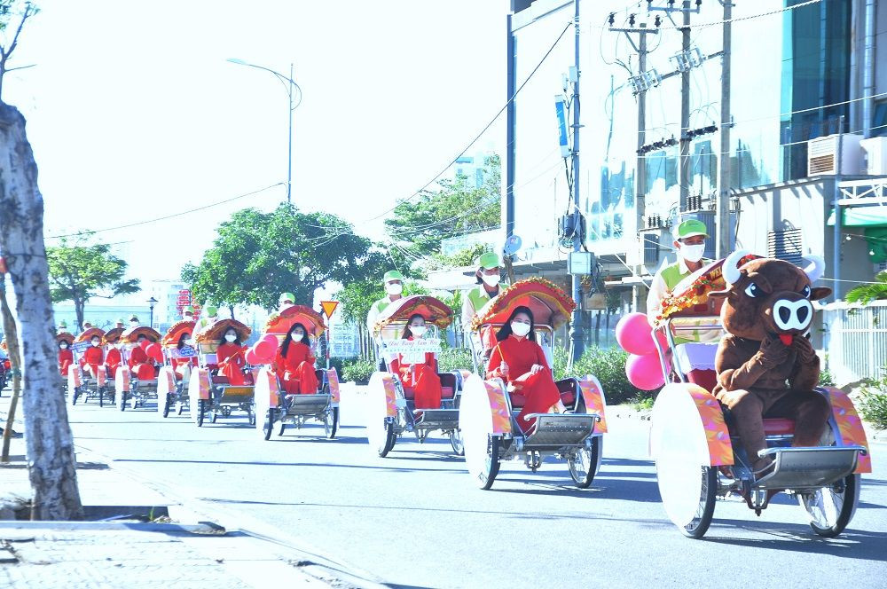 Diễu hành xích lô du lịch quảng bá Lễ hội “Đà Nẵng - Chào năm mới 2021“ ảnh 1