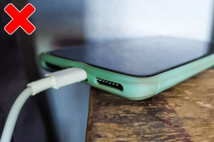 10 sai lầm cực nguy hiểm khi sạc pin điện thoại bạn cần phải dừng ngay và luôn! ảnh 7