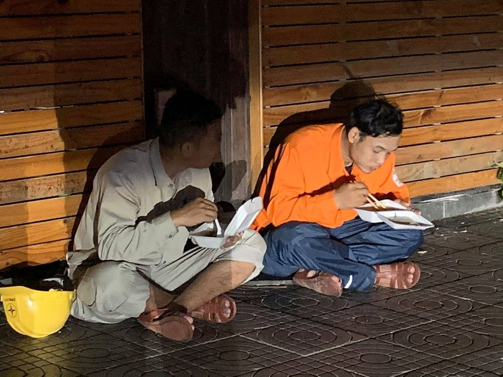 Đà Nẵng sau cơn cuồng phong bão số 9: Mỗi người một tay dọn dẹp cảnh ngổn ngang ảnh 8