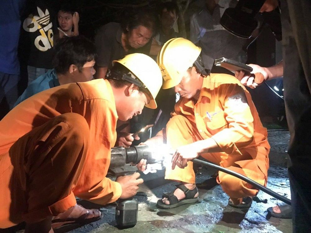 Đà Nẵng sau cơn cuồng phong bão số 9: Mỗi người một tay dọn dẹp cảnh ngổn ngang ảnh 7