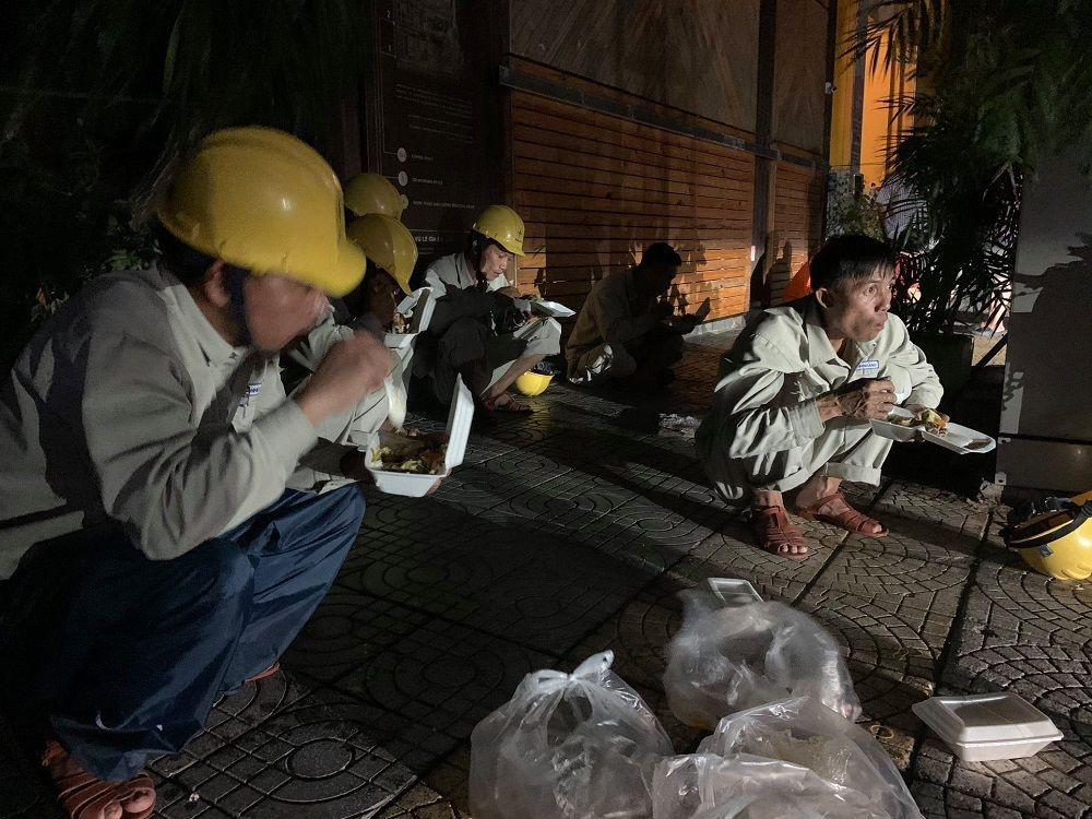 Đà Nẵng sau cơn cuồng phong bão số 9: Mỗi người một tay dọn dẹp cảnh ngổn ngang ảnh 9