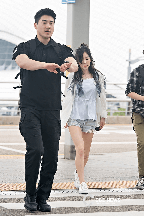 Điểm danh loạt vệ sĩ nổi tiếng chẳng kém gì idol, “xịn” nhất là trai đẹp bảo vệ TaeYeon ảnh 7