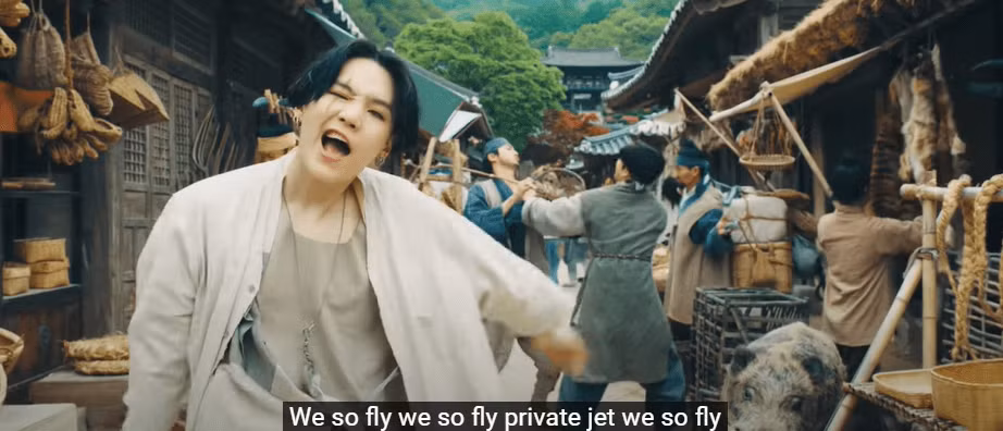 HOT: Suga (BTS) đánh úp ARMY với MV “Daechwita” và dàn cameo “cây nhà lá vườn” cực chất ảnh 3