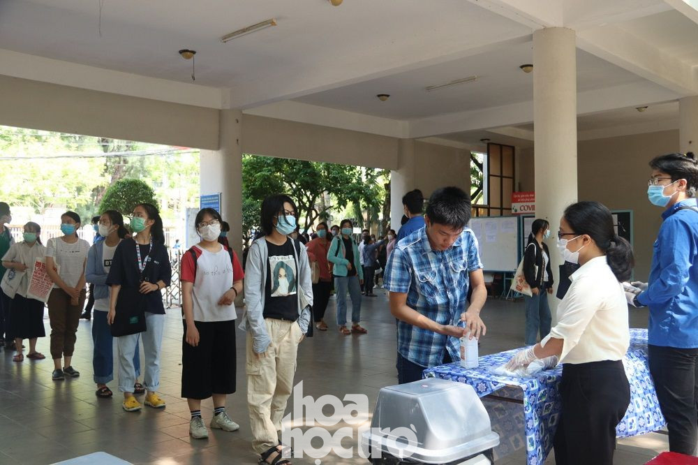 Các thí sinh xếp hàng đảm bảo quy định giãn cách an toàn - Ảnh: Bội Nhiên Đà Nẵng: Sĩ tử “check-in” địa điểm dự thi Tốt nghiệp THPT, công tác chuẩn bị đã sẵn sàng ảnh 2