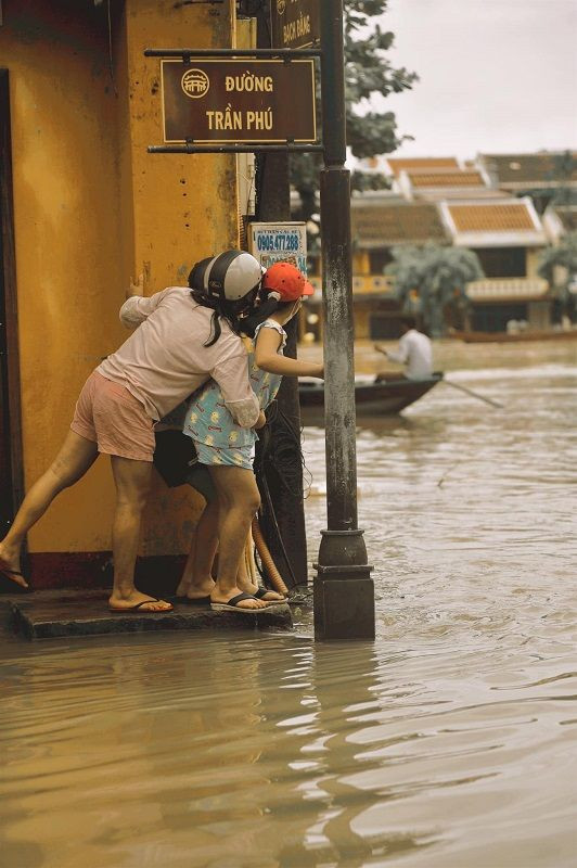 Những câu chuyện đáng yêu đằng sau bộ ảnh “Venice Hội An” thắp sáng những ngày mưa lũ ảnh 15