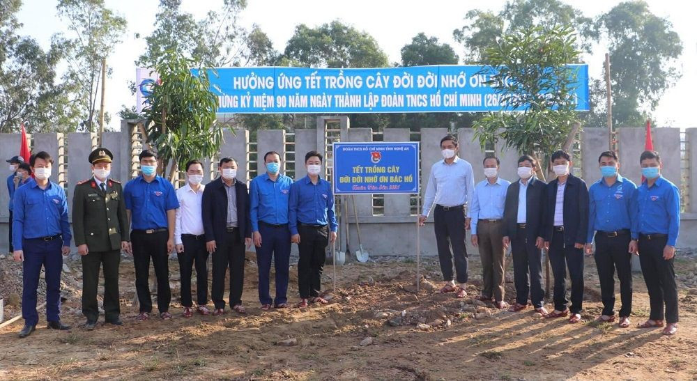 Tháng Thanh niên 2021: Nghệ An tổ chức trồng cây, tặng cờ Tổ quốc cho ngư dân ra khơi bám biển ảnh 1