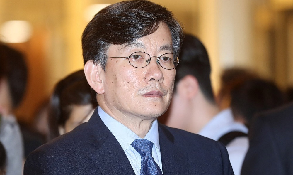 Ông Son Suk Hee là cựu phát thanh viên của MBC. Ông được chỉ định làm CEO mới của JTBC cho bộ phận tin tức vào tháng 5-2013. Giám đốc điều hành của JTBC nghi ngờ có thế lực “chống lưng” cho “Phòng chat thứ N” ảnh 2