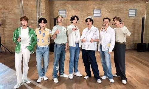 Nếu bạn chưa biết đeo khăn sao cho đẹp, hãy để “người đẹp trai” V (BTS) hướng dẫn nhé! ảnh 9