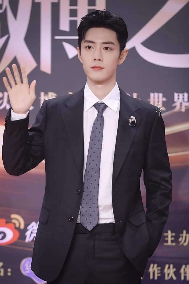 Tiêu Chiến ga-lăng đỡ váy giúp Dương Tử và cái kết “cồng kềnh” ảnh 1