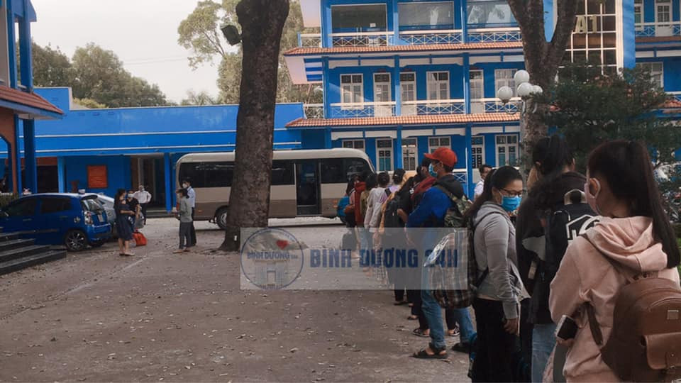 Hàng trăm sinh viên ĐH Thủ Dầu Một trở lại trường từ sáng sớm, đón Tết trong khu cách ly ảnh 3