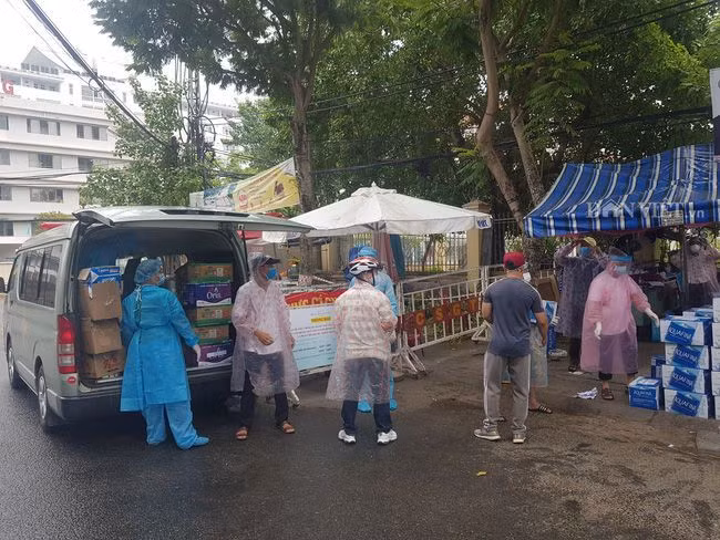 Người dân Đà Nẵng “Tiếp sức mùa dịch”, gửi quà cho tuyến đầu phòng chống COVID-19 ảnh 4